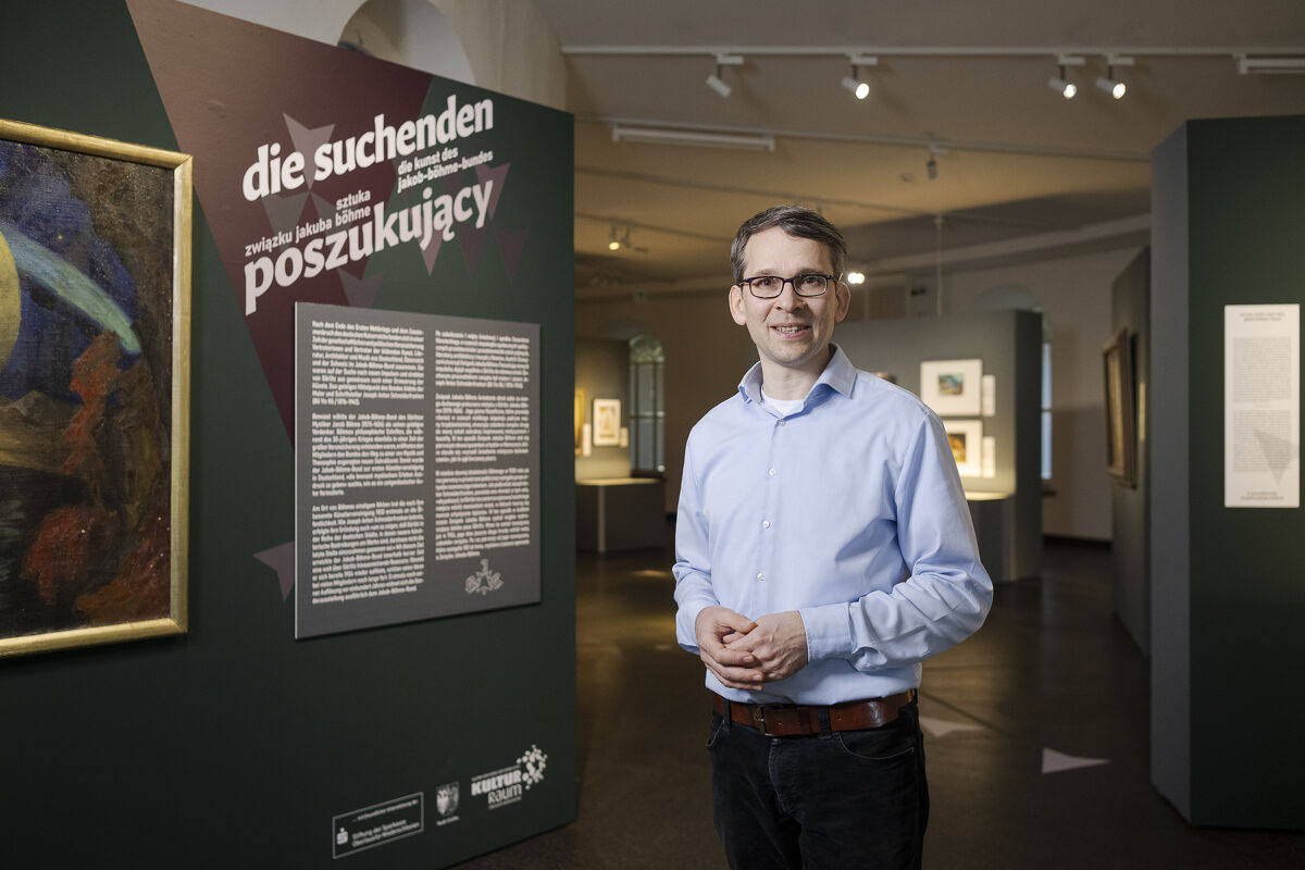 Kurator Kai Wenzel in der Sonderausstellung »die suchenden«, Foto: Pawel Sosnowski