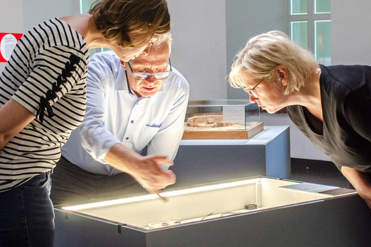 Dr. Jasper v. Richthofen erläutert Hintergründe zu einem Silberfund, Foto: Görlitzer Sammlungen